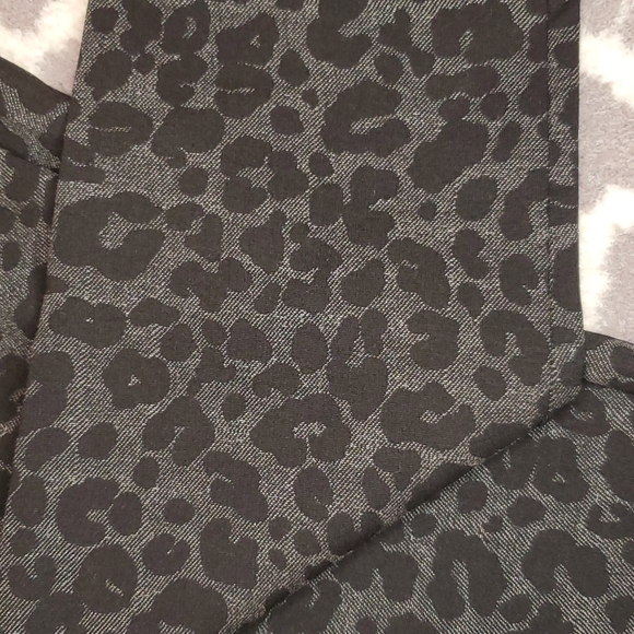LOFT NWT Grey Leggings with Black Leopard Spots! ❤❤❤ - Picture 9 of 13